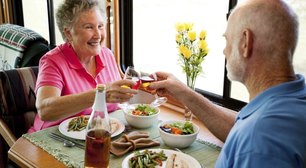 personas-mayores-comiendo